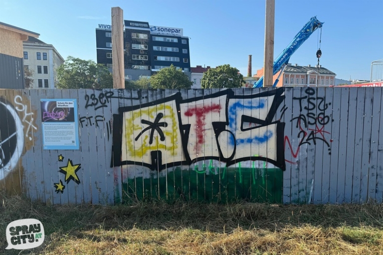 Graffiti an der "Wienerwand" Gaudenzdorfer Gürtel / Bauzaun.