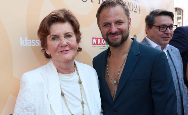 Helga Rabl-Stadler und Philipp Hochmair bei der Musiktheaterpreis 2024.