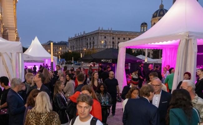 Tag 1 der MQ Vienna Fashion Week 2024. Gäste der Eröffnung vor dem Fashionzelt.