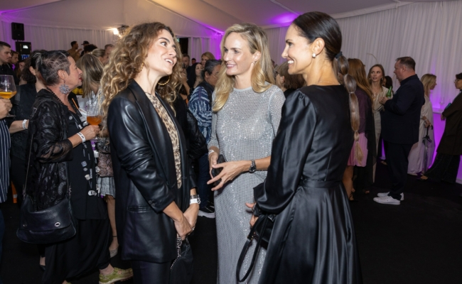 Kimberly Budinsky, Patricia Kaiser, Tanja Duhovich bei der Eröffnung der MQ Vienna Fashion Week 2024.