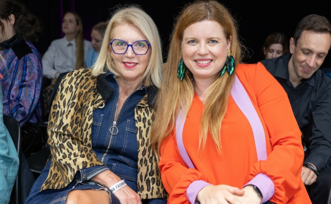 Liane Seitz und Simone Kopmajer bei der Eröffnung der MQ Vienna Fashion Week 2024.