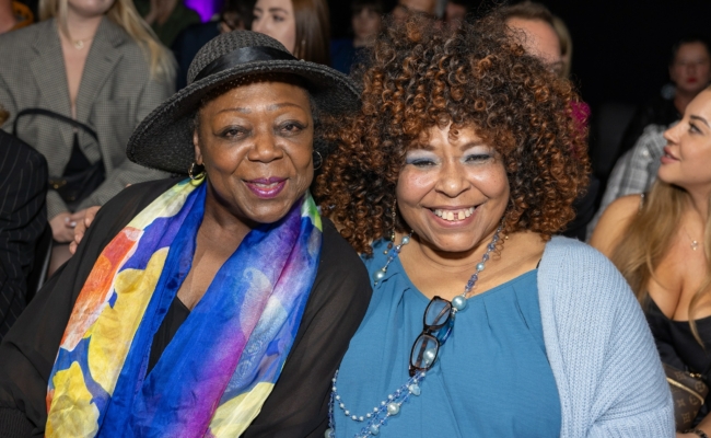 Betty S. und Kim Cooper sind Gäste beim Auftakt der Vienna Fashionweek 2024.