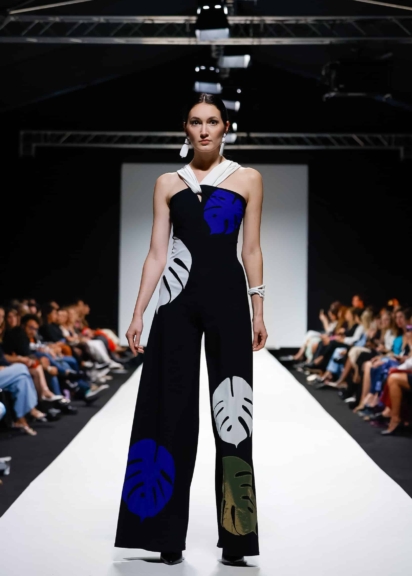 Designer wie Pitour, Prototyp Schuhmacher und Sabine Karner, Manuel Essl und Julia Cranz bei der Opening Show der MQ Vienna Fashion Week 2024.