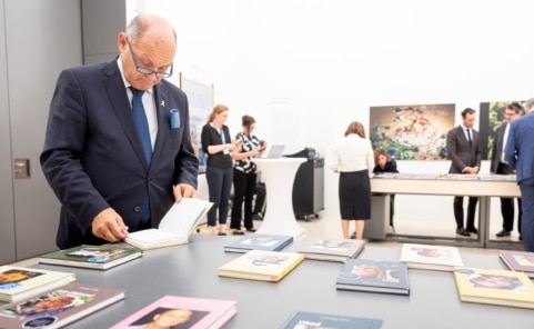 Nationalratspräsident Wolfgang Sobotka (ÖVP) bei der Eröffnung der Bücherausstellung: 'Coming Home Soon'.