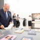 Nationalratspräsident Wolfgang Sobotka (ÖVP) bei der Eröffnung der Bücherausstellung: 'Coming Home Soon'.