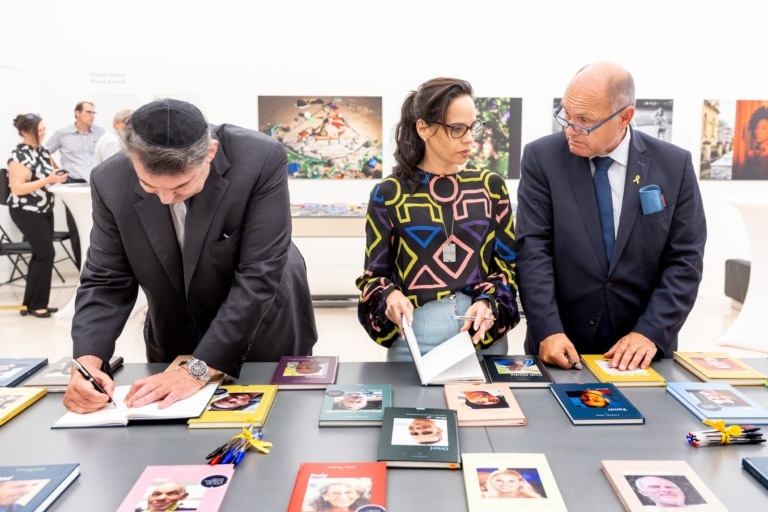 Bücherausstellung: Wolfgang Sobotka (ÖVP), Ausstellungsinitiatorin Inbar Hasson, IKG Präsident Oskar Deutsch im Parlament.