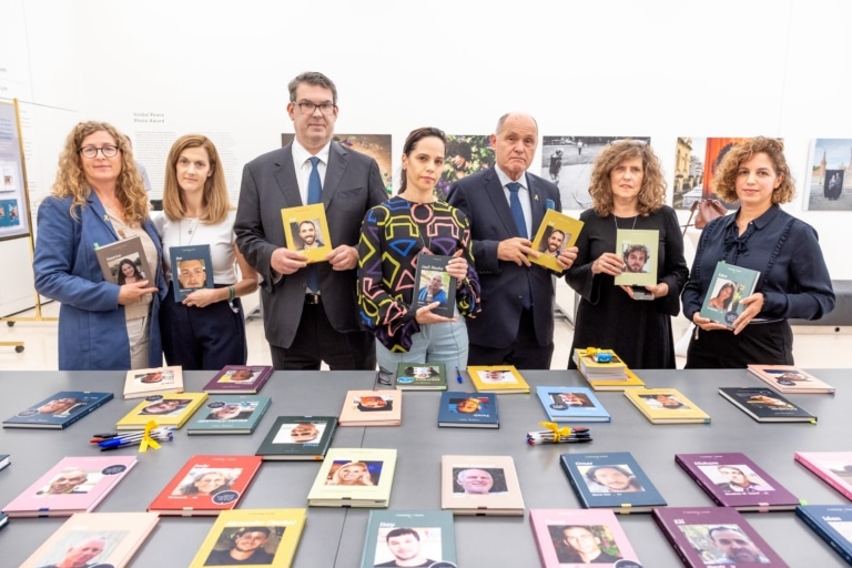 Eröffnung der Bücherausstellung: 'Coming Home Soon' mit Mitarbeitern und Angehörigen.