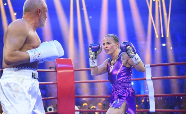 Regina Halmich hat es richtig Spaß gemacht und ist zufrieden mit ihrer Leistung gegen Stefan Raab im Boxring.