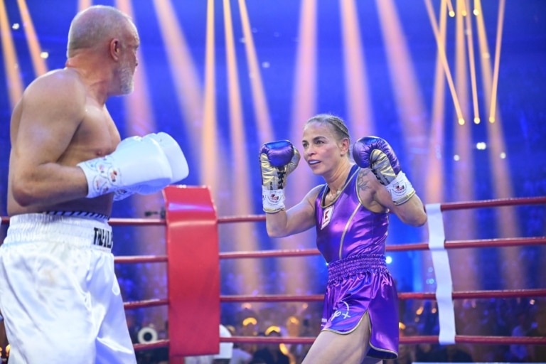 Regina Halmich hat es richtig Spaß gemacht und ist zufrieden mit ihrer Leistung gegen Stefan Raab im Boxring.