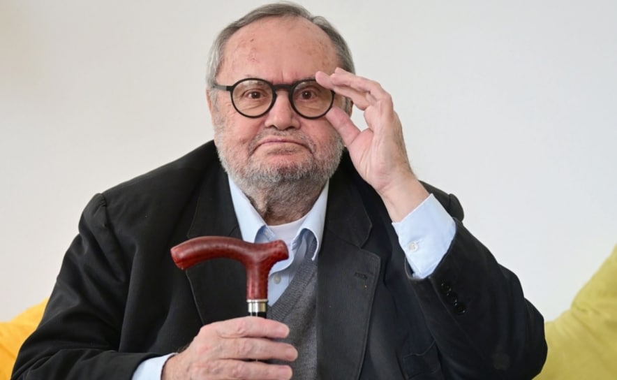 Franz Schuh, österreichischer Schriftsteller und Essayist, porträtiert als engagierter Literaturkenner und scharfsinniger Kommentator bei einer Schubertiade.