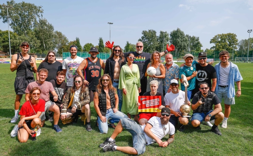 Gruppenfoto der Teilnehmer beim Band Fussball Cup 2024 bei SV Donau.