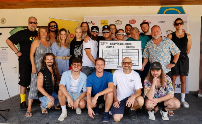 Gruppenfoto der Teilnehmer und Unterstützer des Band Fussball Cup 2024 beim Probetraining am Platz des SV Donau.