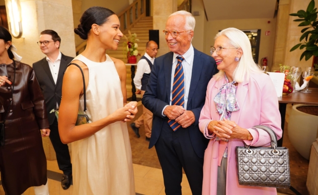 Rebecca Horner spricht mit Werner und Martina Fasslabend während der Eröffnungsfeier des Imperial Riding School Hotels.