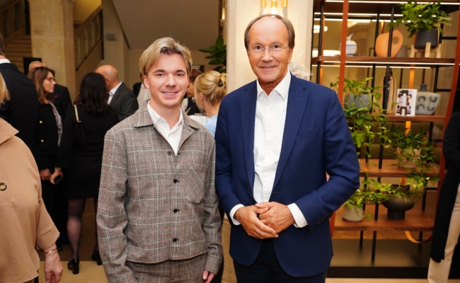 Geiger Yury Revich und Ernst Minar tauschen sich während der Feierlichkeiten aus.