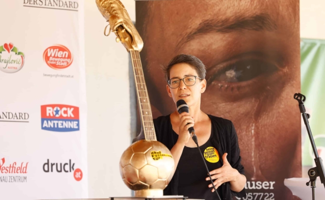 Julia Broz vom Verein Frauenhäuser Wien beim Kick off Event zum Band Fussball Cup 2024.