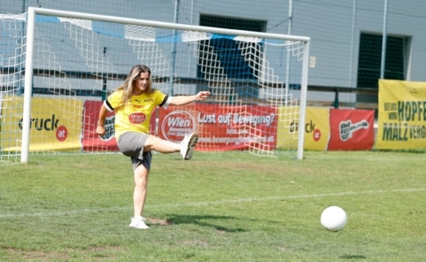 Ex-Skirennläuferin Lizz Görg am Platz des SV Donau.