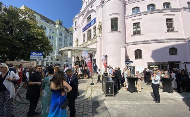 Außenansicht der Wiener Volksoper während der Musiktheaterpreis-Verleihung 2024.