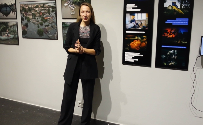 Hauptpreis-Gewinnerin in der Kategorie Open Format, Julia Kochetova bei der World Press Photo Ausstellung in Wien.