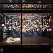 Installation Archiv der Blüten mit Blumen aus der MAK Sammlung im Swarovski Kristallwelten Store Wien, realisiert von mischer'traxler studio.