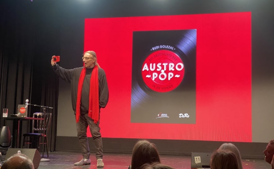 Rudi Dolezal bei der Premiere seiner Austropop-Leseshow im Vindobona Wien.