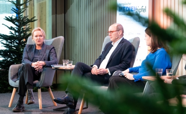 Hannelore Veit (Ex-ORF-Korrespondentin) und Othmar Karas im Gespräch mit Eva Weissenberger (WKO).