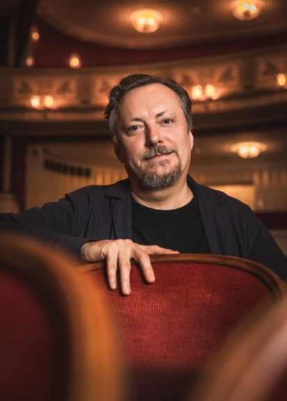 Bariton Georg Nigl singt in "Die letzten Tage der Menschlichkeit?" in der Wiener Staatsoper.