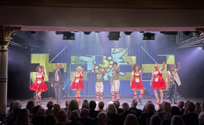 "Bring me Edelweiss – Das Musical der 80er" Premiere – Applaus für die Darsteller.