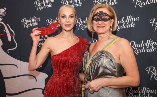 Silvia Schneider und Johanna Mikl-Leitner elegant gekleidet auf der Rudolfina-Redoute 2025 in Wien.